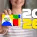 Mão segurando cartão colorido do Programa Bolsa Família com números 2026 ao lado