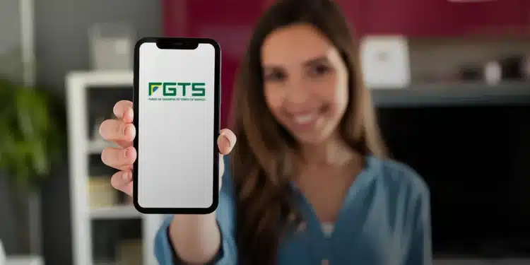 Mulher segurando smartphone com logo do GTS na tela, Fundo de Garantia do Tempo de Serviço