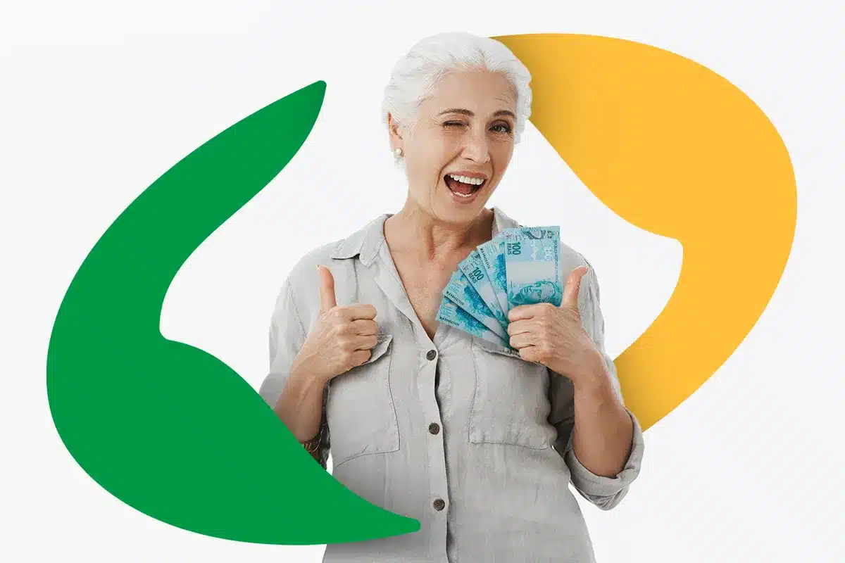 requisitos para receber teto máximo inss 2026 Mulher idosa de cabelos brancos sorrindo e piscando, fazendo sinal de "joinha" com as duas mãos e segurando várias notas de 100 reais à frente do peito, com elementos gráficos em verde e amarelo ao fundo.