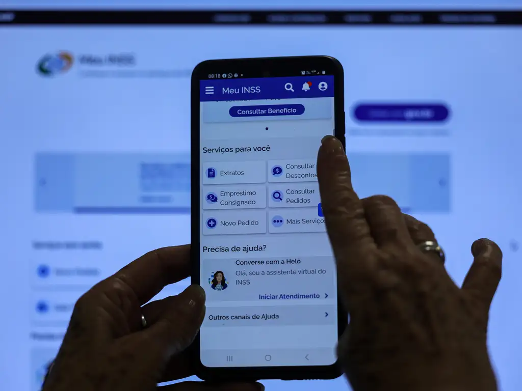 Prova de Vida INSS 2026: Como realizar pelo aplicativo Pessoa acessando o aplicativo 'Meu INSS' para realizar a Prova de Vida digital em 2026.