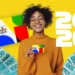 Imagem promocional do programa Bolsa Família 2026 com uma mulher sorrindo, segurando um cartão do programa, em frente a uma pilha de notas de 100 reais e um fundo colorido.