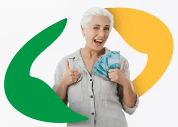 Mulher sorrindo com dinheiro nas mãos, fazendo sinal de positivo com ambas as mãos.