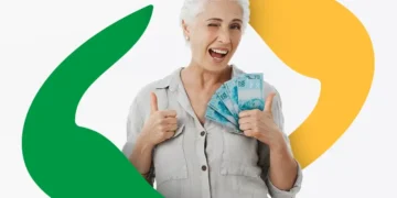 Mulher sorrindo com dinheiro nas mãos, fazendo sinal de positivo com ambas as mãos.