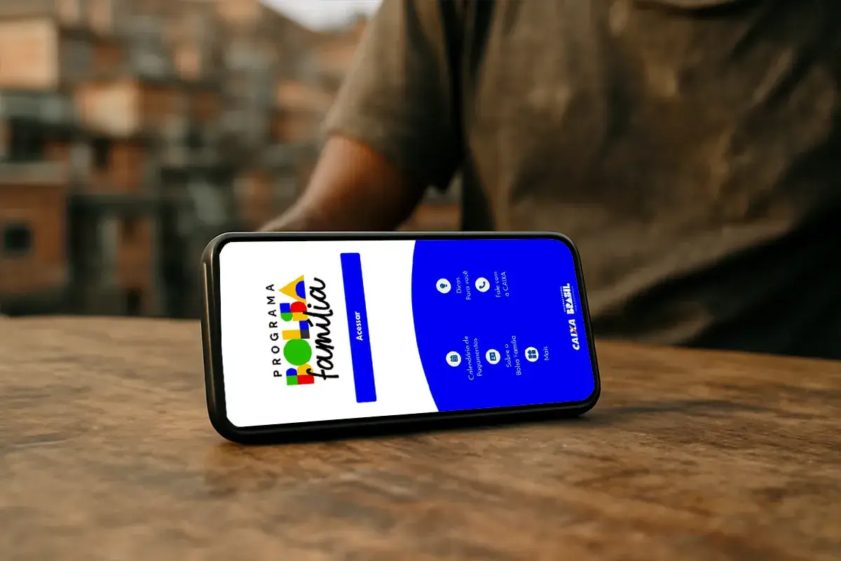 Aplicativo Bolsa Família Instalado. Imagem do aplicativo Bolsa Família aberto em um celular, exibindo a tela inicial com opções de consulta.