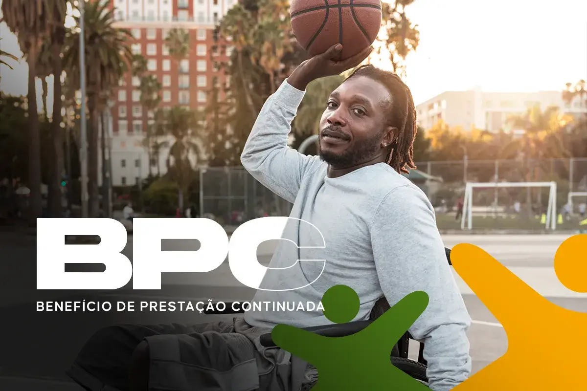 Homem em cadeira de rodas jogando basquete ao ar livre, representando inclusão e acesso ao benefício BPC.