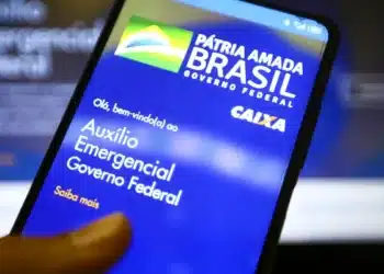 Tela de smartphone exibindo o site do Auxílio Emergencial do Governo Federal da Caixa Econômica Federal.