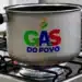 Panela sobre fogão a gás com logomarca do Programa Gás do Povo.