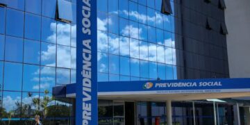 Fachada do prédio do INSS com a inscrição 'Previdência Social', visível no contexto de uma recente mudança na legislação que proíbe descontos indevidos nos benefícios.