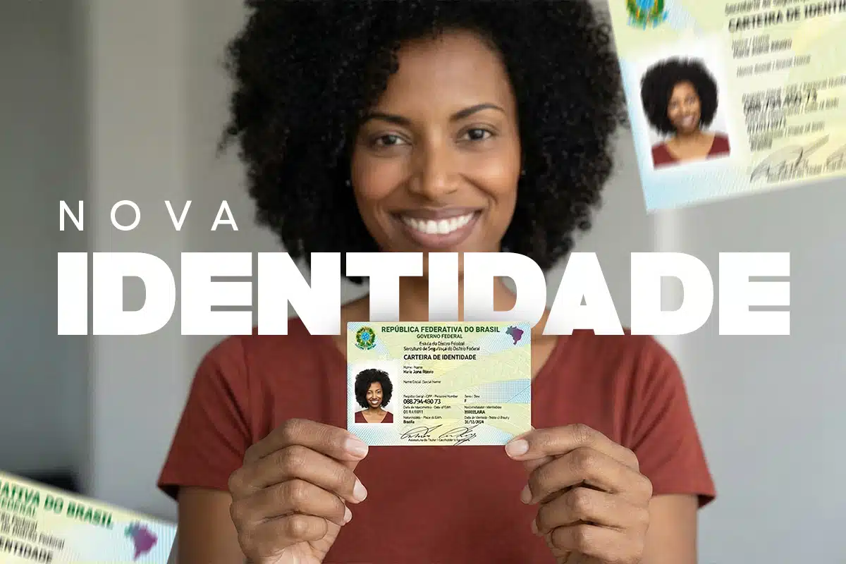 Mulher sorrindo exibe a nova identidade nacional brasileira 2026