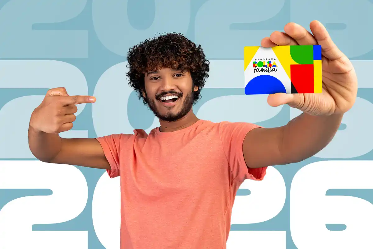 Bolsa Família: pagamento antecipado. Homem sorridente segurando o cartão do programa Bolsa Família 2026, com fundo em tons de azul e números 2026.