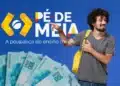 Jovem com mochila amarela apontando para logo do Pé de Meta e notas de dinheiro em destaque