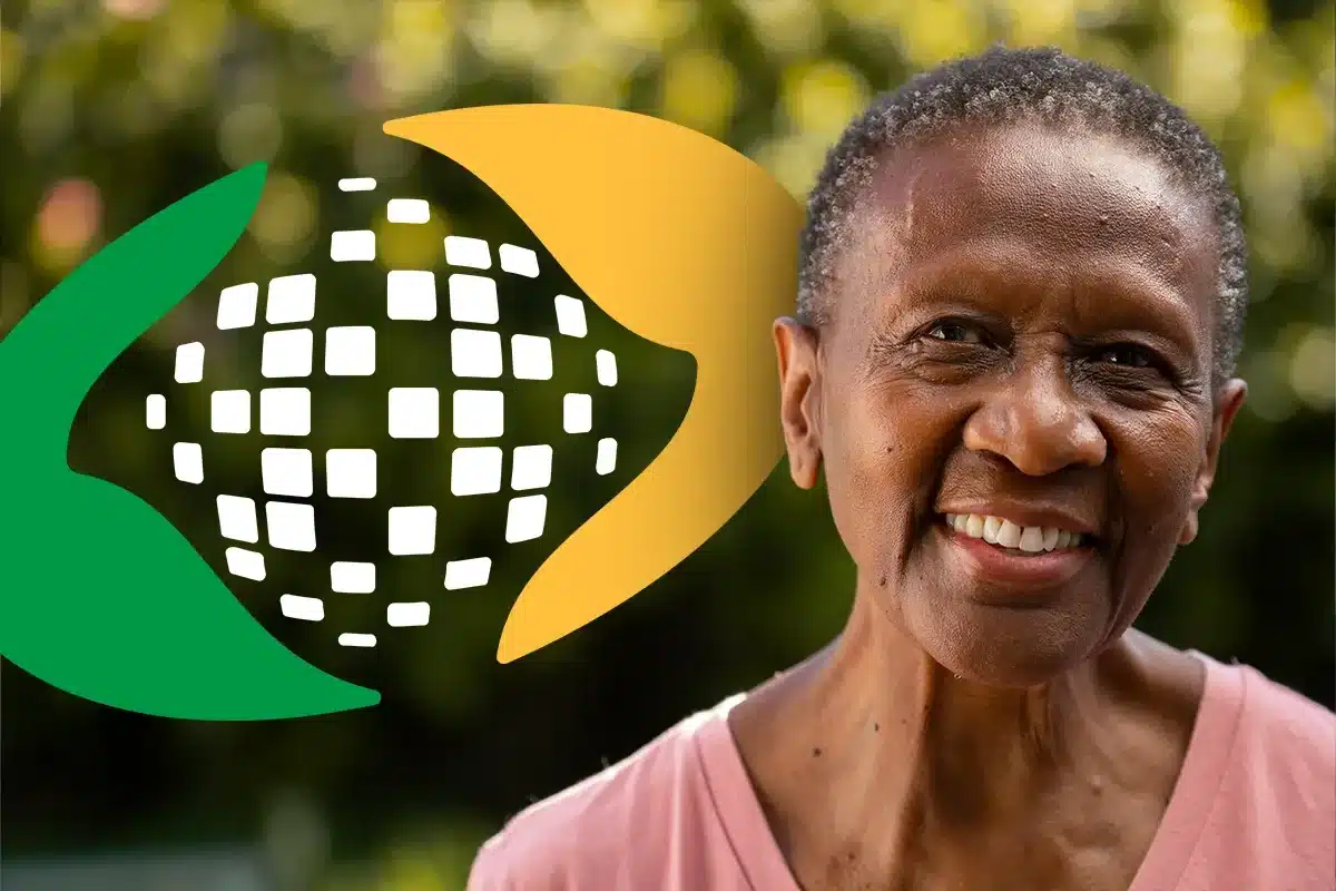 Imagem de mulher sorrindo, com o logo do INSS (Instituto Nacional do Seguro Social) ao fundo, representando informações sobre o pagamento do INSS em 2026.