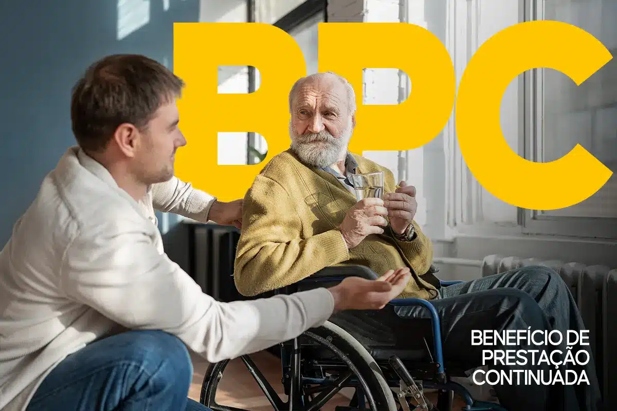 requisitos para concessao do bpc 2026 Homem jovem agachado conversando com um idoso de barba branca em uma cadeira de rodas, que segura um copo d'água, sob a sigla BPC em letras grandes amarelas.