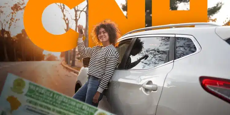 Mulher sorrindo ao lado de seu carro, segurando as chaves enquanto a CNH está em primeiro plano, com foco na renovação automática.