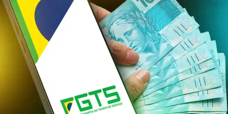 Mão segurando cédulas de cem reais ao lado de um celular com o logo do FGTS na tela