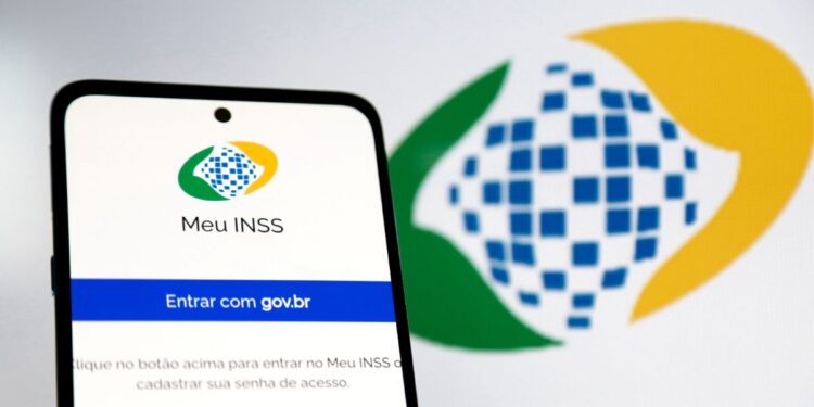 Tela do aplicativo Meu INSS mostrando a opção de entrar com gov.br para solicitar acréscimo de 25% na aposentadoria por incapacidade.