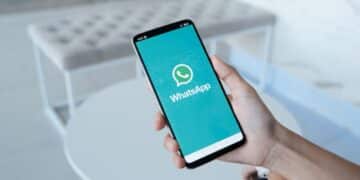 "Tela de celular exibindo o logo do WhatsApp, destacando a mensagem sobre a compatibilidade com aparelhos, ou seja, whatsapp não vai funcionar em alguns celulares.