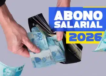 Mãos tiram notas de cem reais de uma carteira preta com destaque para texto "Abono Salarial 2026".