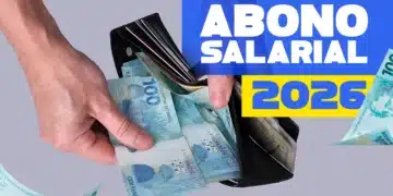 Mãos tiram notas de cem reais de uma carteira preta com destaque para texto "Abono Salarial 2026".