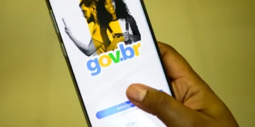 Pessoa utiliza smartphone com tela exibindo login no aplicativo gov.br