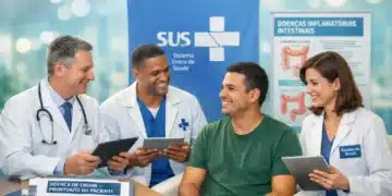 Médicos e paciente sorrindo em consulta com prontuário de doença de Crohn sobre a mesa.
