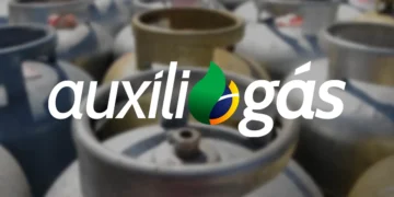 Botijões de gás enfileirados destacam sinalização do Auxílio Gás no contexto de transição de benefícios