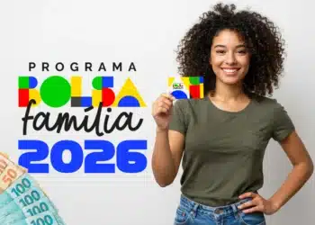 Mulher segurando cartão do Bolsa Família enquanto programa retoma pagamentos após pausa no calendário oficial.