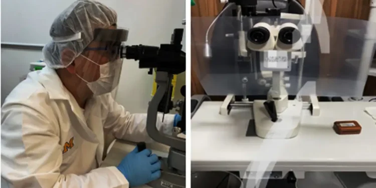 Profissional de saúde com máscara e touca realiza exame gratuito em aparelho oftalmológico