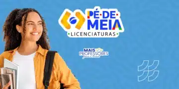 Jovem sorridente segura cadernos e mochila diante do logotipo do Pé-de-Meia Licenciaturas 2026