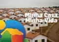 Casas com telhados laranja alinhadas e logo do Minha Casa, Minha Vida em destaque