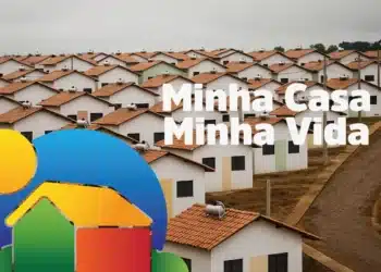 Casas com telhados laranja alinhadas e logo do Minha Casa, Minha Vida em destaque
