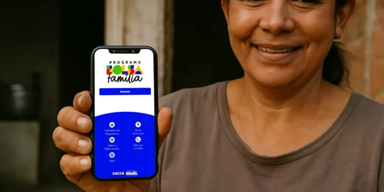 Mulher segurando celular com aplicativo do Bolsa Família para consultar valor do benefício.