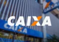 Fachada da CAIXA Econômica Federal com logotipo do banco, representando alerta sobre cuidados para evitar golpes e fraudes bancárias em 2026.