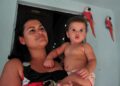 Mãe com bebê no colo representando beneficiárias do programa Mães de Pernambuco