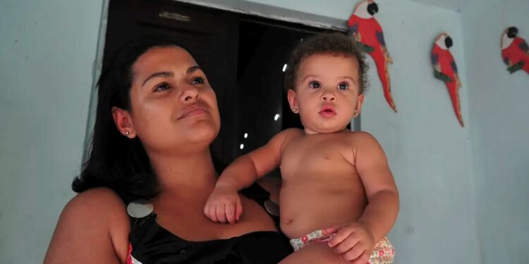 Mãe com bebê no colo representando beneficiárias do programa Mães de Pernambuco
