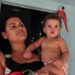 Mãe com bebê no colo representando beneficiárias do programa Mães de Pernambuco