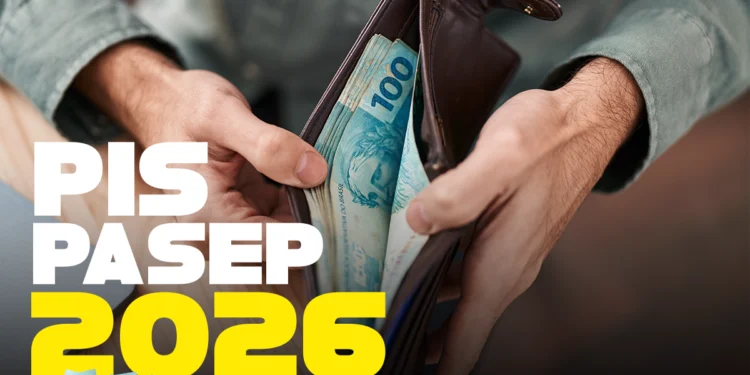 omem segurando carteira aberta com notas de R$ 100 ao lado de pilha de dinheiro e texto “PIS PASEP 2026”