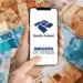 Mão segurando celular com logo da Receita Federal e Imposto de Renda cercado de cédulas de reais