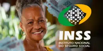 Mulher idosa sorri segurando notas de cem reais ao lado do logo do INSS