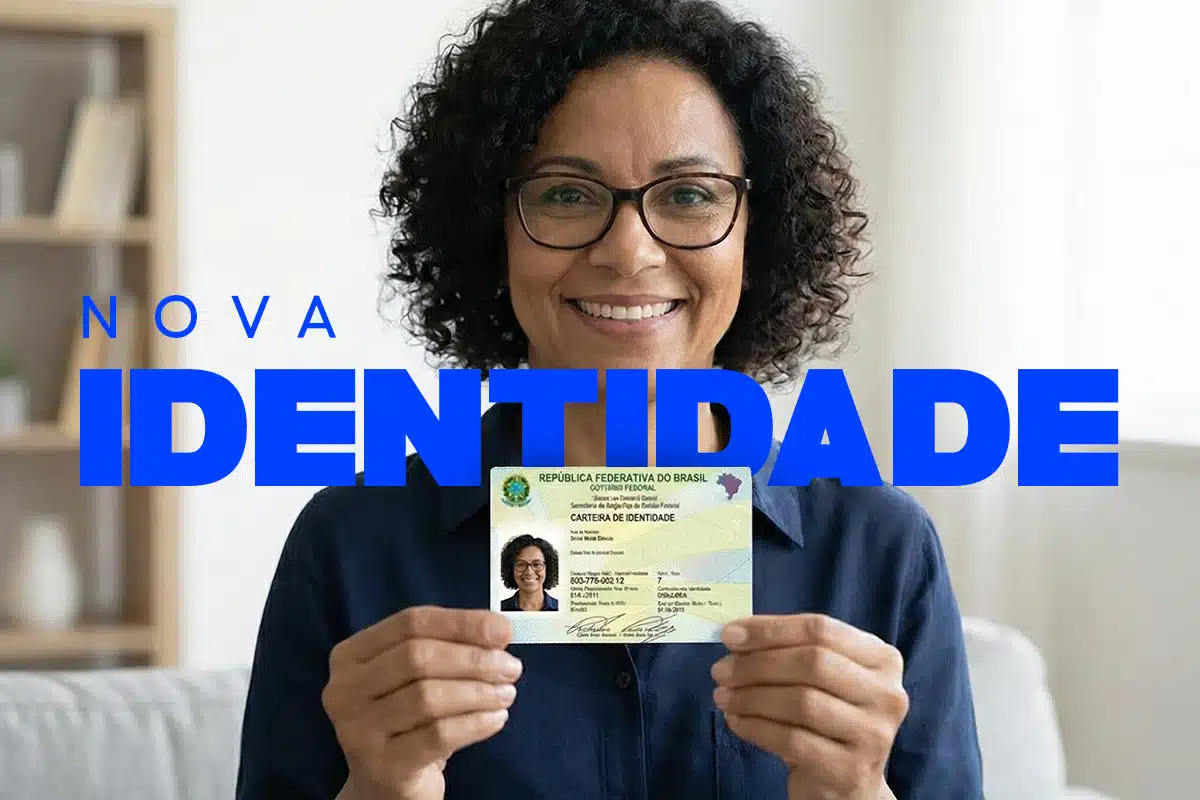 Mulher sorrindo segurando a Carteira de Identidade Nacional (CIN) do Brasil.