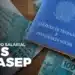 Carteira de Trabalho e Previdência Social azul sobre mesa de madeira cercada por notas de R$ 100 com texto "ABONO SALARIAL PIS PASEP"