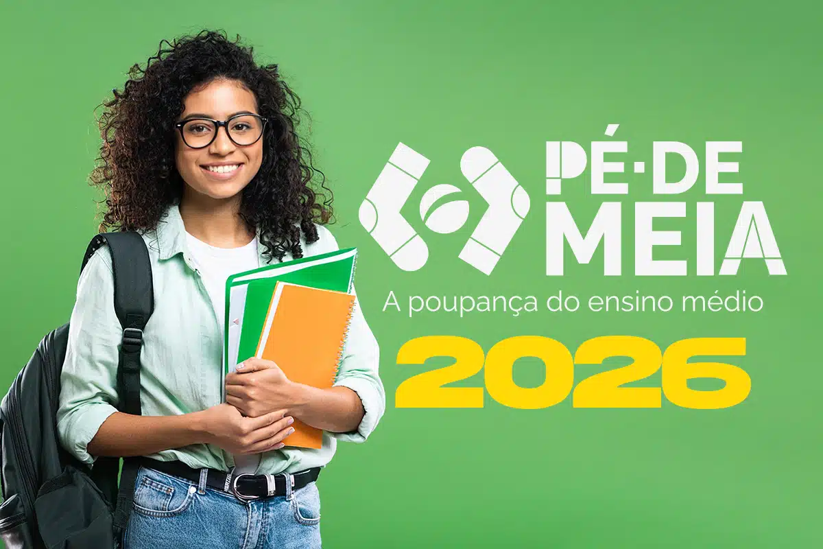 Estudante jovem sorridente, com cabelos cacheados e óculos, segurando cadernos e usando mochila, ao lado do logotipo oficial do programa Pé-de-Meia e o ano 2026 em destaque sobre fundo verde.