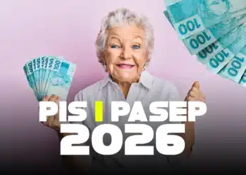 Foto de uma mulher idosa sorridente segurando várias notas de 100 reais em um leque, com o texto "PIS | PASEP 2026" sobreposto em destaque no centro da imagem.
