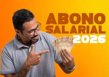 Homem segurando dinheiro com destaque para abono salarial 2026