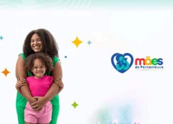 Uma mulher negra sorridente abraçando uma criança pequena à sua frente, ao lado do logotipo oficial do programa "Mães de Pernambuco" em um fundo branco com estrelas coloridas.
