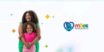 Uma mulher negra sorridente abraçando uma criança pequena à sua frente, ao lado do logotipo oficial do programa "Mães de Pernambuco" em um fundo branco com estrelas coloridas.