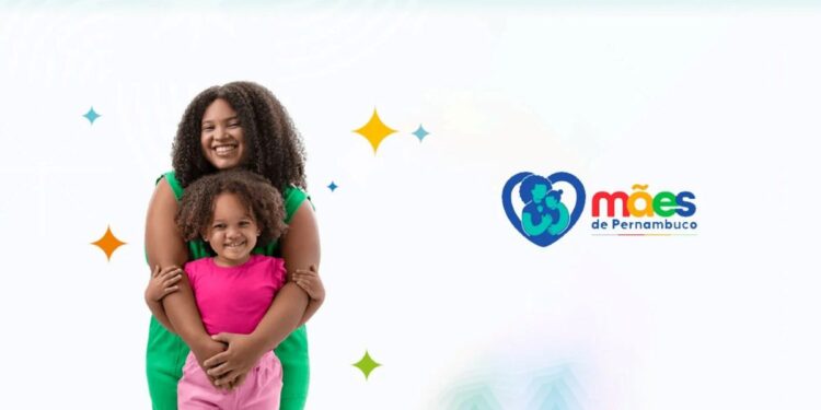 Uma mulher negra sorridente abraçando uma criança pequena à sua frente, ao lado do logotipo oficial do programa "Mães de Pernambuco" em um fundo branco com estrelas coloridas.