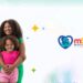 Uma mulher negra sorridente abraçando uma criança pequena à sua frente, ao lado do logotipo oficial do programa "Mães de Pernambuco" em um fundo branco com estrelas coloridas.