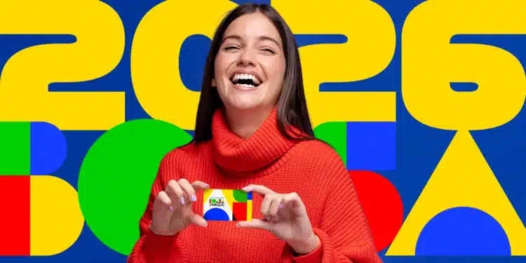 Mulher sorrindo segurando cartão do Bolsa Família com fundo colorido