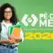 Estudante jovem sorridente com mochila e cadernos em um fundo verde. Ao lado, o logotipo do programa "Pé-de-Meia: A poupança do ensino médio" com o ano 2026 em destaque.